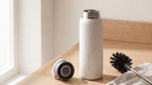 Gourde isotherme blanche HYDWARE ouverte en train de sécher avec sa brosse